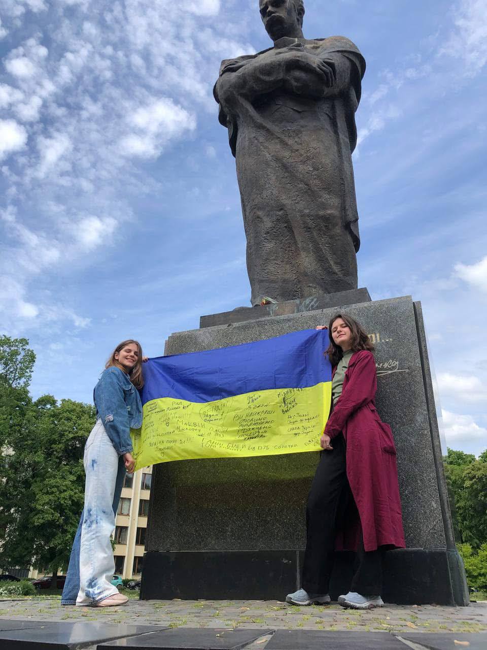 Антоніна Корнута з подругою